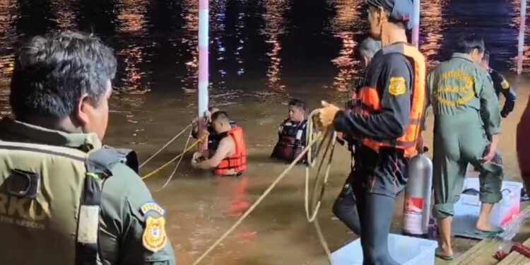   กู้ร่างสำเร็จ! หนุ่ม 17 ปี จมแม่น้ำเจ้าพระยา นาน 5 วัน ติดคานศาลาใต้น้ำนำร่างออกไม่ได้ กู้ภัยปรับแผนช่วยนานกว่า 15 ชม. ขณะแม่เฝ้ารอลูกชายกลับบ้านทั้งน้ำตา