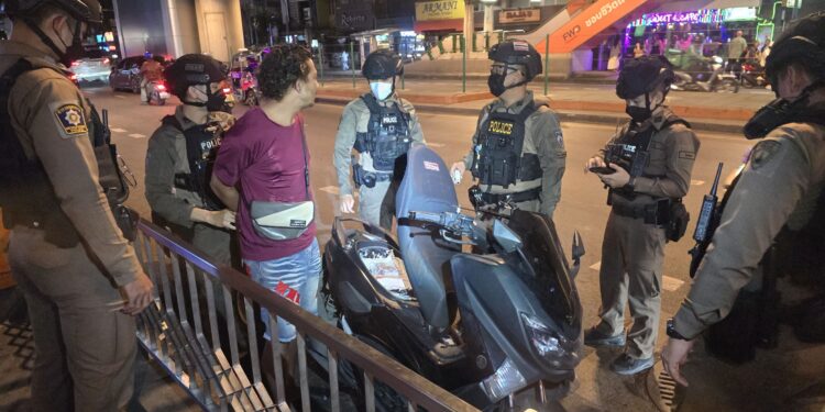 จับหนุ่มเมียนมาลักลอบขายบุหรี่ไฟฟ้าย่านสุขุมวิท