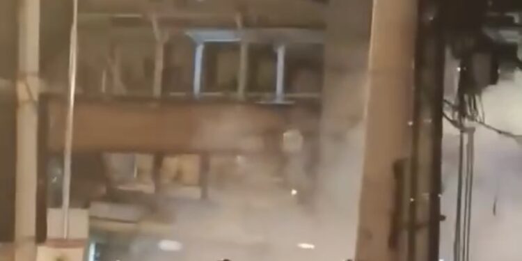 นนทบุรี คลิป วัยรุ่นกว่า20คน ยกพวกปาระเบิดกว่า10ลูก ไล่ยิงไล่ฟัน คู่อริ ชาวบ้านเอือมฟังเสียงระเบิดจนชิน