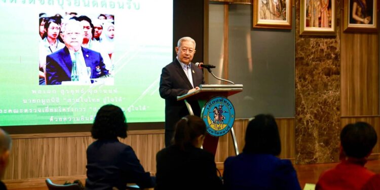 พลเอก สุรยุทธ์ จุลานนท์ตรวจเยี่ยมครอบครัวอุปถัมภ์โครงการ “สานใจไทย สู่ใจใต้” จังหวัดชลบุรี
