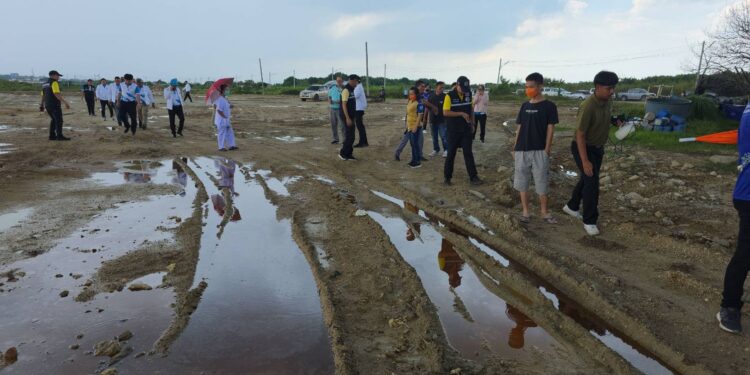 ตัวแทนชาวบ้านร้องเรียนเรื่องกลิ่นและน้ำเสียลงคลองมีผลกระทบด้านหายใจมีกลิ่นเหม็น โดยให้เวลาเจ้าของที่ดิน 1 เดือนในการจัดการ