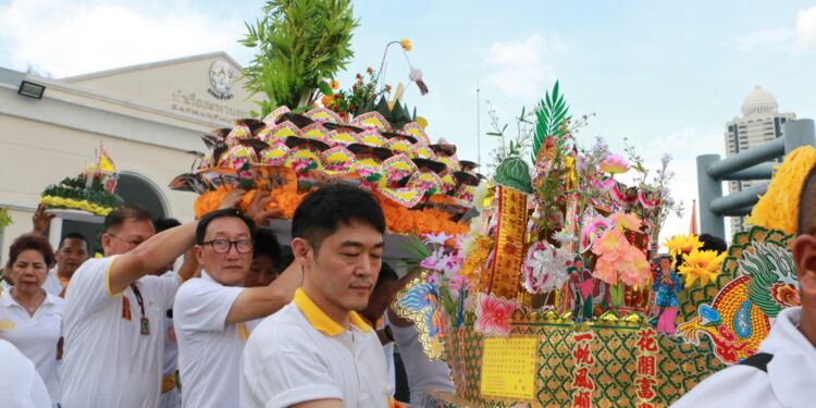 มูลนิธิป่อเต็กตึ๊ง ขอเชิญชวนสาธุชนร่วมถือศีล อิ่มบุญ อิ่มใจ ละเว้นเนื้อสัตว์ เนื่องในเทศกาลกินเจ ประจำปี 2568 สักการะหลวงปู่ไต้ฮงเพื่อความเป็นสิริมงคล รับบริการอาหารเจฟรี พร้อมร่วมพิธีเวียนธูปศักดิ์สิทธิ์ ณ ศาลเจ้าไต้ฮงกง มูลนิธิป่อเต็กตึ๊ง พลับพลาไชย