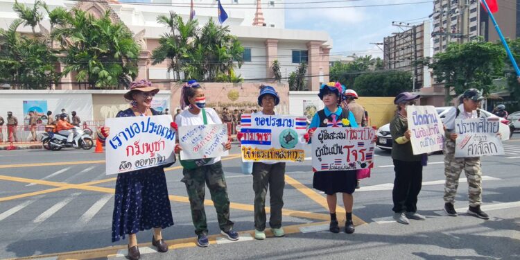 คปท. รวมตัวปราศรัยหน้าสถานทูตกกดดันผู้นำกัมพูชา “ฮุน เซน-ฮุน มาเนต” ไล่เขมรออกจากอธิปไตยไทยโดยด่วน จ่อนำผู้ชุมนุมไปสระแก้ว จี้ “อนุทิน” แสดงท่าทีแข็งกร้าวต่อกัมพูชา ให้เหมือนนานาประเทศ -พร้อมกระชากหน้ากากรัฐมนตรีไทยบางคนเอี่ยวธุรกรรมการเงิน