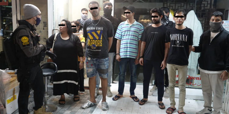 นครบาลบุกรวบ 7 ต่างชาติ 1 คนไทยคาร้านตัดผมย่านนานาบังหน้าขายยานรก