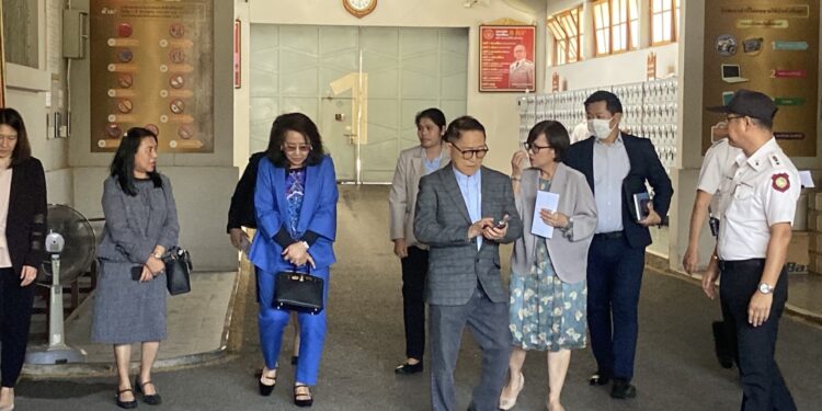 คุณหญิงอ้อ” ห่วง “ทักษิณ” หลังเข้าเยี่ยมเผยเจ้าตัวไม่สบาย ต้องกินยาโรคประจำตัว