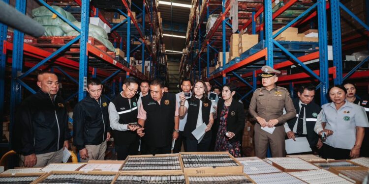 สมุทรปราการ ตำรวจสอบสวนกลาง (CIB) ร่วม อย. ทลายเก็บและจำหน่ายคอนแทคเลนส์เถื่อน กว่า 3 แสนชิ้น มูลค่ากว่า 17 ล้านบาท