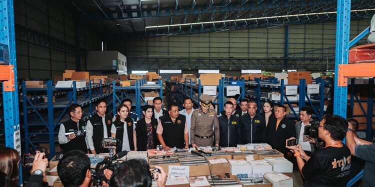 ตำรวจ ปคบ.ร่วม อย. ทลายเก็บและจำหน่ายคอนแทคเลนส์เถื่อน  กว่า 3 แสนชิ้น มูลค่ากว่า 17 ล้านบาท