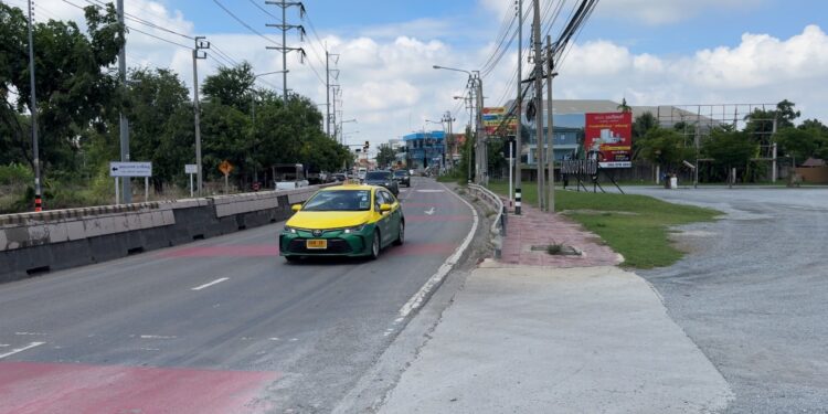 นนทบุรี วงจรปิด โจ๋วัยรุ่นกว่า 20 คน ยกพวกตีกันวิ่งหนีเข้าจิ้มจุ่ม ลูกค้าแตกตื่นเห็นอาวุธปืน