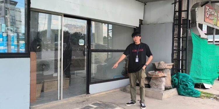 นนทบุรี คลิป ชายควงมีดดายหญ้าเต้นรำข่มขู่ลูกเจ้าของร้านออกซิเจน เหตุเข้าใจผิด เจรจาจบด้วยดี