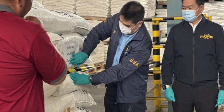 สมุทรปราการ 171068เลขาฯ ป.ป.ส.ลุยตรวจโรงงานเคมีสมุทรปราการ“NO Chemical No Drugs”อายัดสารเคมีกว่า 20 ตัน สกัดต้นทางยาเสพติด