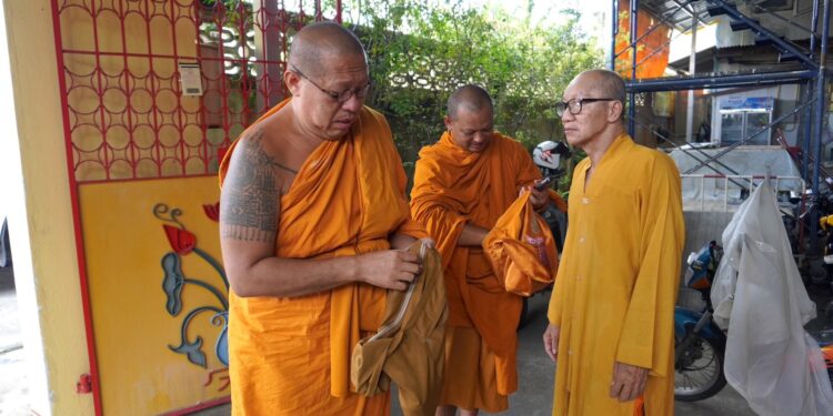 นครปฐม-เรืองชัย ไม่รอด” แอบเป็นพระจีน ช่วงกินเจ    ชาวบ้านร้องหลวงพี่น้ำฝน ตามรวบส่งกินข้าวคุก