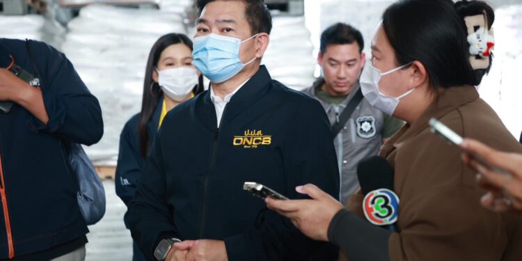 เลขาฯ ป.ป.ส. ลุยตรวจโรงงานเคมีสมุทรปราการ “NO Chemical No Drugs” อายัดสารเคมีกว่า 20 ตัน สกัดต้นทางยาเสพติด