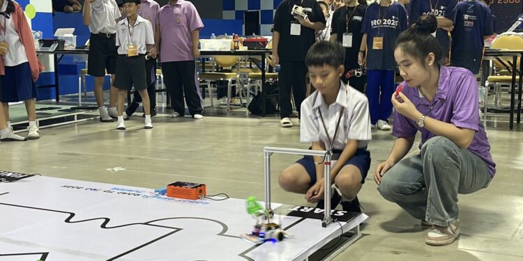 ปทุมูธานี เซียร์รังสิตจัดพิธีมอบถ้วยพระราชทาน-เงินทุน 300,000 บาท เด็กไทยนักเรียนคนเก่งแข่งหุ่นยนต์โรบอทเป็นตัวแทนไปแข่งต่างประเทศ