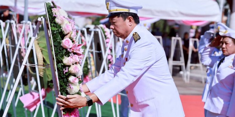 จังหวัดชลบุรีจัดพิธีวางพวงมาลาถวายสักการะ เนื่องในวันปิยมหาราชประจำปี 2568