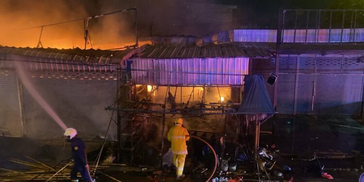 สมุทรปราการ ไฟไหม้ร้านค้าผ้าใบและการเกษตรวอดเสียหายหมดหลังขณะที่หมาแมวหนีไม่ทันถูกไฟคอกคากองเพลิงนับสิบตัว