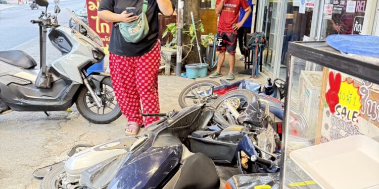 นนทบุรี วงจรปิด ป้าฟอร์จูนเนอร์คลั่ง! ขับรถพุ่งชนหน้าร้านชาไข่มุก จยย.พังยับ 2 คัน มาเหตุมีปากเสียงแค่เรื่องสั่งชา