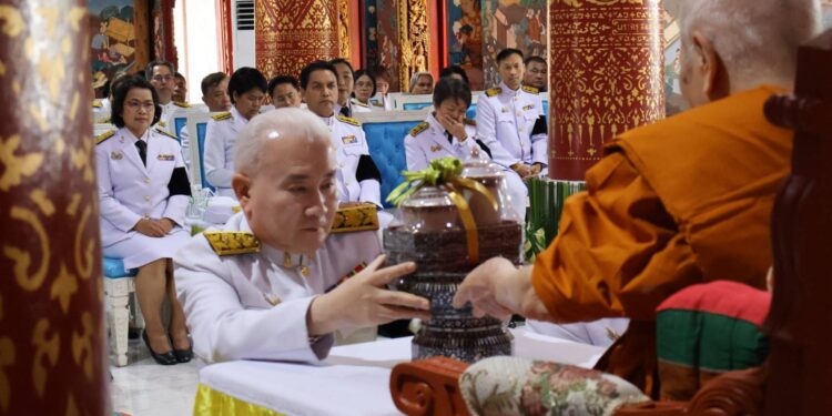 สกลนคร กรมศิลปากร เชิญผ้าพระกฐินพระราชทานไปทอดถวายแด่พระสงฆ์ ณ วัดพระธาตุเชิงชุมวรวิหาร อำเภอเมือง จังหวัดสกลนคร