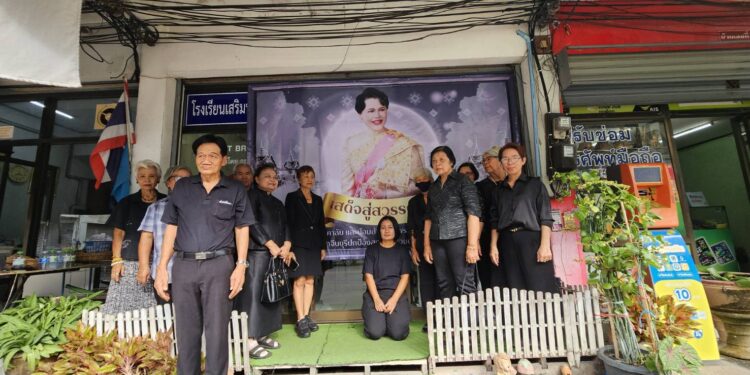 ปราจีนบุรี–ชมรมคนปราจีนบุรีปกป้องสถาบันร่วมกับชมรมเรารักษ์ปราจีนขึ้นป้ายไวนิลพระบรมฉายลักษณ์น้อมส่งเสด็จสู่สวรรคาลัย
