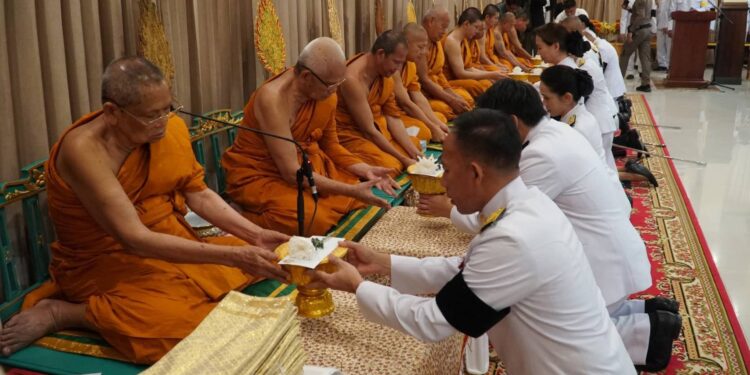 ปราจีนบุรี-เหล่าพสกนิกรร่วมถวายน้ำสรงพระบรมศพ เบื้องหน้าพระฉายาลักษณ์ สมเด็จพระนางเจ้าสิริกิติ์ พระบรมราชชนนีพันปีหลวง