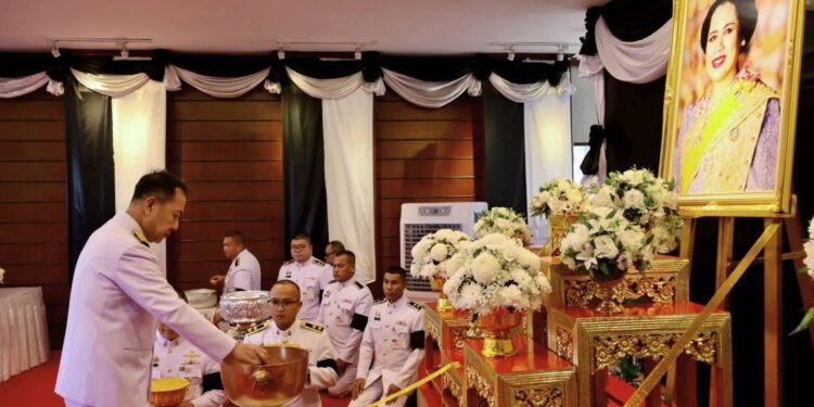 จังหวัดชลบุรีจัดพิธีถวายสักการะพระบรมศพ สมเด็จพระนางเจ้าสิริกิติ์พระบรมราชินีนาถ พระบรมราชชนนีพันปีหลวงน้อมรำลึกพระมหากรุณาธิคุณ