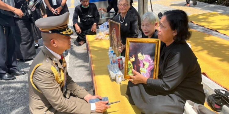 ตำรวจนครบาล 6 ดูแลอำนวยความสะดวกประชาชนปักหลักถวายความอาลัย “ขบวนเชิญพระบรมศพ ฯ ” .