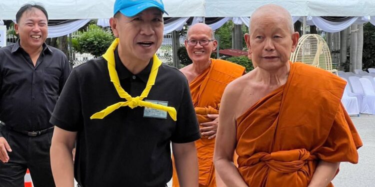 ผวจ.ชลบุรี พร้อมด้วยข้าราชการทุกภาคส่วนทำหน้าที่ดูแลและอำนวยความสะดวกแก่พี่น้องประชาชนที่หลั่งไหลมาถวายสักการะพระบรมศพ สมเด็จพระนางเจ้าสิริกิติ์ พระบรมราชินีนาถพระบรมราชชนนีพันปีหลวง