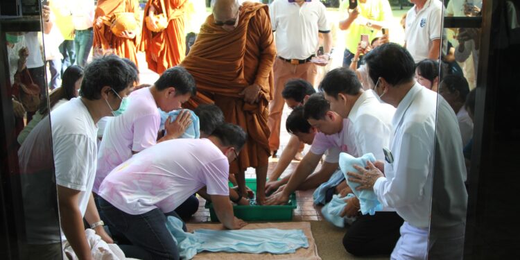 สมุทรปราการ เฮียเอี๋ยว พร้อมมหามิตรนับพัน ร่วมทำบุญใส่บาตรหลวงพ่อสายทอง