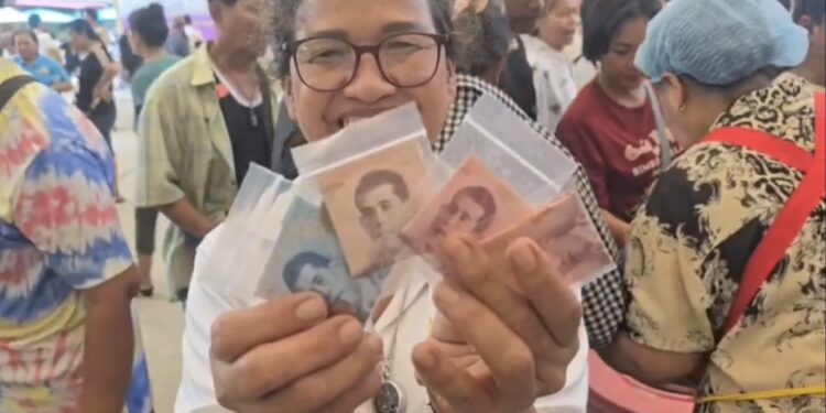 นครปฐม เจ้าภาพ ร่วมบุญหลวงพ่อแป๊ะ โปรยทาน 4 แสน งานทอดกฐิน คนแห่ร่วมพิธีหลายพัน