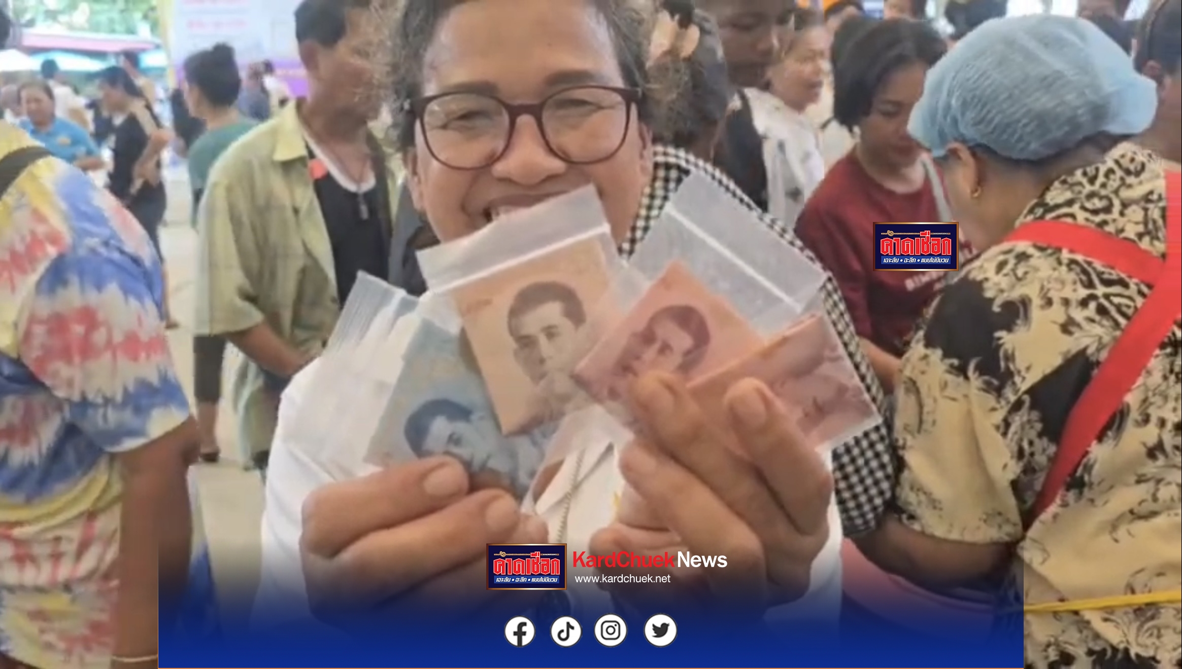 นครปฐม เจ้าภาพ ร่วมบุญหลวงพ่อแป๊ะ โปรยทาน 4 แสน งานทอดกฐิน คนแห่ร่วมพิธีหลายพัน