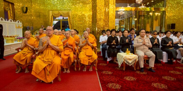 หลวงพี่น้ำฝน นำคณะสงฆ์ วัดไผ่ล้อมฯ สวดพระอภิธรรม ถวายเป็นพระราชกุศล