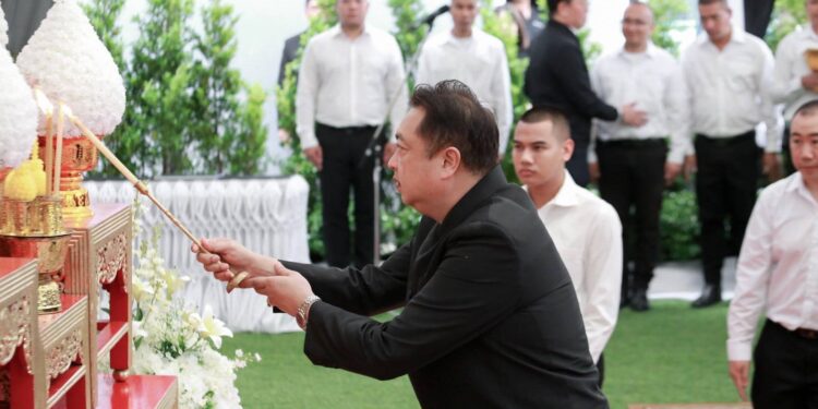 รองนายกฯและ รมว.ทรัพยากรธรรมชาติและสิ่งแวดล้อม นำคณะเข้าลง นามถวายความอาลัยเบื้องหน้าพระฉายาลักษณ์ สมเด็จพระนางเจ้าสิริกิติ์พระบรมราชินีนาถ พระบรมราชชนนีพันปีหลวง