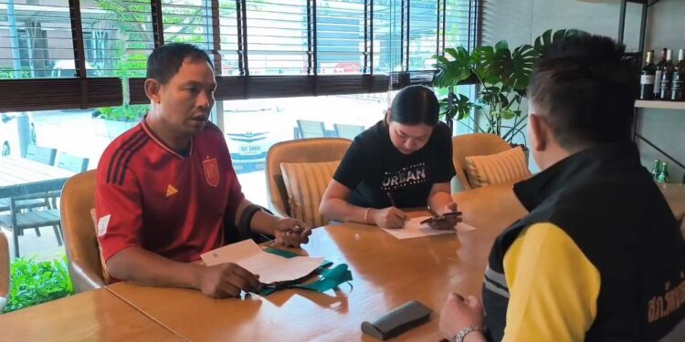 นนทบุรี คลิป หนุ่มวัย 45 ปี ทุกข์หนัก ยืมรถลูกอาสาส่งเพื่อนไปรบชายแดนไทย-กัมพูชา ถูกนักธุรกิจสาวขับเบนซ์หรูพุ่งชนท้าย ไร้การติดต่อ