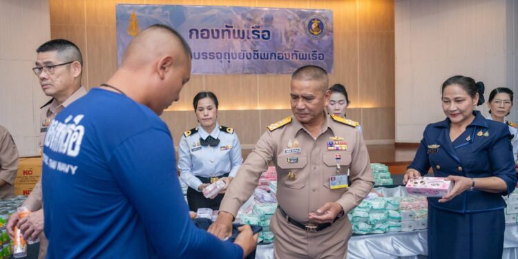 ผู้บัญชาการทหารเรือ เป็นประธานในการจัดกิจกรรมบรรจุถุงยังชีพกองทัพเรือ เพื่อนำไปช่วยเหลือและบรรเทาความเดือดร้อนแก่ประชาชนที่ได้รับผลกระทบจากอุทกภัยในพื้นที่รับผิดชอบของกองทัพเรือ