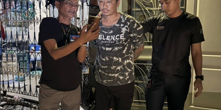 นนทบุรี คืบหน้า วงจรปิด ตร.บางบัวทองรวบหัวหน้าแก๊งเงินกู้โหดคาบ้านเช่า หลังบุกทำร้ายเจ้าของร้านเสริมสวย แจ้ง 7 ข้อหาหนัก