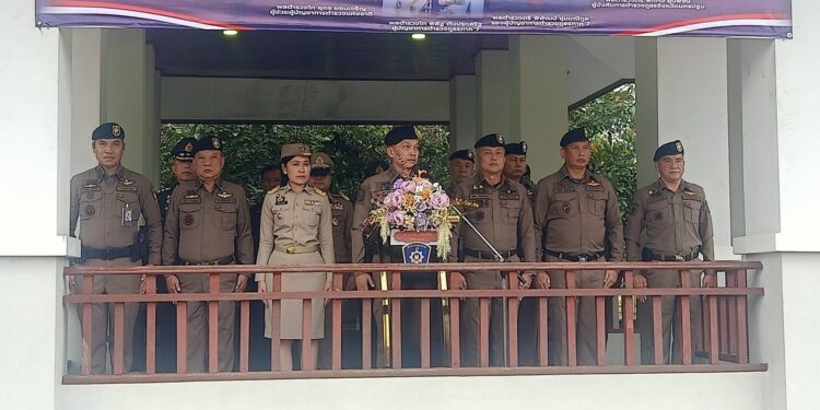 นครปฐม-รอง ผบ.ตร.ปล่อยแถวป้องกันปราบปรามอาชญากรรม และอำนวยความสะดวกด้านการจราจรในช่วงเทศกาลวันฮาโลวีนและวันลอยกระทงภาค 7 