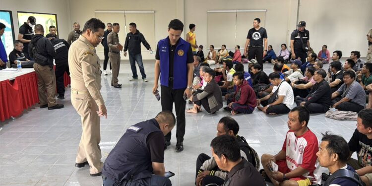 นนทบุรี ปลัดจังหวัดนนท์นำทีมบุก! จับต่างด้าวเวียดนาม–ลาว กว่า 75 ราย เข้าเมืองผิดกฎหมายกลางบางใหญ่