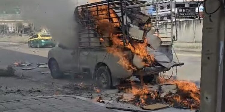 นนทบุรี คลิป ระทึก เพลิงไหม้รถกระบะเก็บของเก่าวอด คนขับวิ่งหนีตายลงจากรถ โชคดีไร้คนเจ็บ