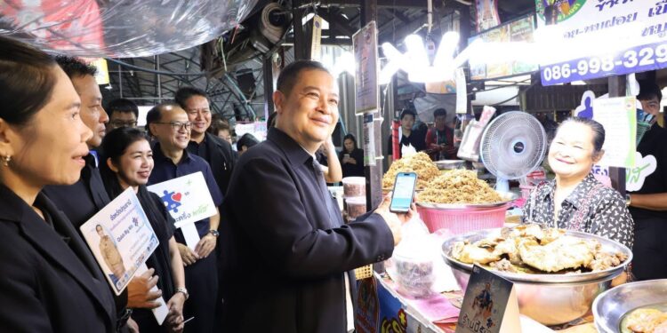 ปทุมธานี ผู้ว่าฯปทุม สำรวจตลาด “คนละครึ่งพลัส” วันแรกคึกคัก ทั้งคนซื้อคนขาย
