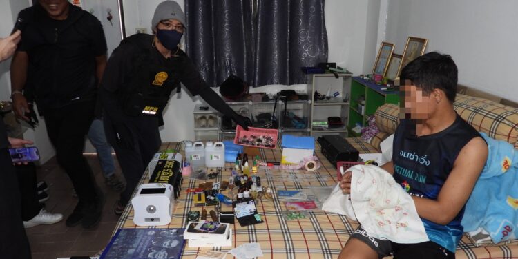 นครบาล ชุดปราบปรามยาเสพติดนครบาลบุกรังอาร์มพ่อมดกับพวกผสมพอร์ตเคและ”กลุ่มหัวจ่ายแก็งค์ยานรกกลุ่มปาร์ตี้สาวเด็กเอนท์-หนุ่มบาร์โฮส” ที่ระบาดในกลุ่มหนุ่มสาวนักเที่ยวตามสถานบันเทิงราตรีย่านดังกลางกรุง