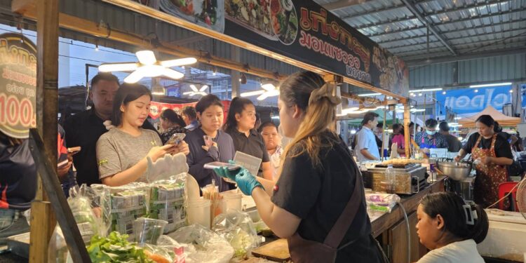 ปราจีนบุรี – เย็นจรดค่ำตลาดนัดคนเดินสุดคึกคักคนแน่นตลาดมาแสกนจ่ายคนละครึ่งพลัสวันแรกพรึ่บพรั่บเงินสะพัดทั่วถึงผู้คนแห่มาใช้สิทธิใช้จ่าย