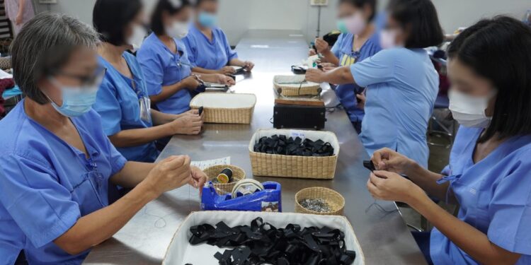 ผู้ต้องขังทั่วประเทศร่วมจัดทำ “ริบบิ้นดำ” ถวายความอาลัยแจกจ่าย ปชช.