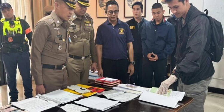 รองราญ ” นำกำลัง 191 ตรวจบ้านหรู จับ “ชายจีน” หนีคดีกบดาน พบมีหมายน้ำเงินตำรวจสากล หลอกลวงออนไลน์ 450 ล้าน สุดท้ายหนีไม่พ้นตำรวจไทย