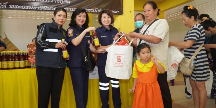 มูลนิธิป่อเต็กตึ๊ง ซับน้ำตา – ฟื้นฟูหลังน้ำลดแก่ผู้ประสบอุทกภัยในพื้นที่อยุธยา พิจิตร สุโขทัย และอุตรดิตถ์ แจกจ่ายเครื่องอุปโภคบริโภค มอบเงินช่วยเหลือกรณีบ้านพังทั้งหลัง และช่วยเหลือค่าฌาปนกิจแก่ญาติผู้เสียชีวิต เพื่อถวายเป็นพระราชกุศลแด่สมเด็จพระนางเจ้าสิริกิติ์ พระบรมราชินีนาถ พระบรมราชชนนีพันปีหลวง รวมงบฯ กว่า 3.4 ล้านบาท