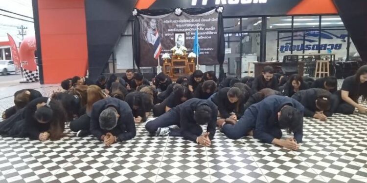 บริษัทท็อปรถสวยเต็นท์จำหน่ายรถมือสองนำพนักงานรวมกว่า60คนร่วมกิจกรรมน้อมรำลึกในพระมหากรุณาธิคุณ สมเด็จพระนางเจ้าสิริกิติ์ พระบรมราชินีนาถ พระบรมราชชนนีพันปีหลวง เสด็จสู่สวรรคาลัย