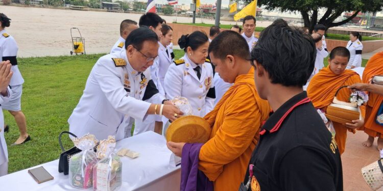 คณะกรรมาธิการวุฒิสภา ร่วมพิธีทำบุญตักบาตรถวายพระราชกุศล ครบ ๗ วัน แห่งการเสด็จสวรรคต สมเด็จพระบรมราชชนนีพันปีหลวง