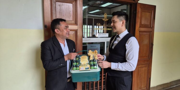 ทนายอั๋นเข้ามอบกระเช้ากับผู้ว่าการรถไฟแห่งประเทศไทย แสดงถึงมุทิตา