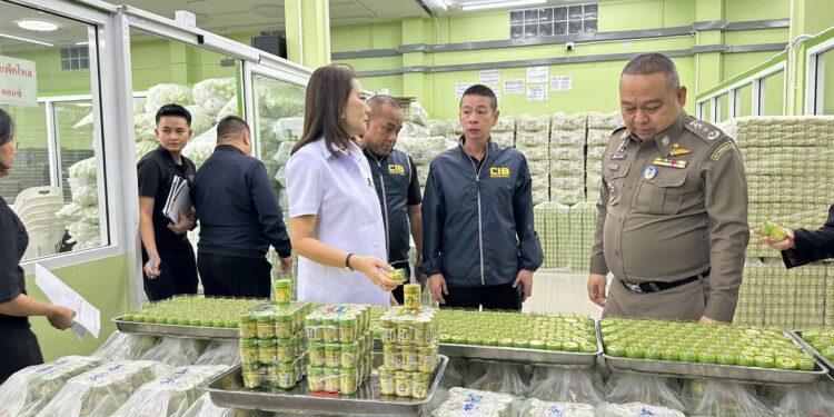 ตำรวจ ปคบ. ร่วม อย. ลงพื้นที่ตรวจโรงงานยาดมหงส์ไทย เบื้องต้นสั่งปิดใน 2 จังหวัด พบไม่มีการยื่นขอใบอนุญาตการผลิตยาอย่างถูกต้อง เตรียมเรียกเจ้าของกิจการดำเนินคดีตามกฏหมายที่เกี่ยวข้อง พร้อมยึดของกลางกว่า 2.4 ล้านชิ้น