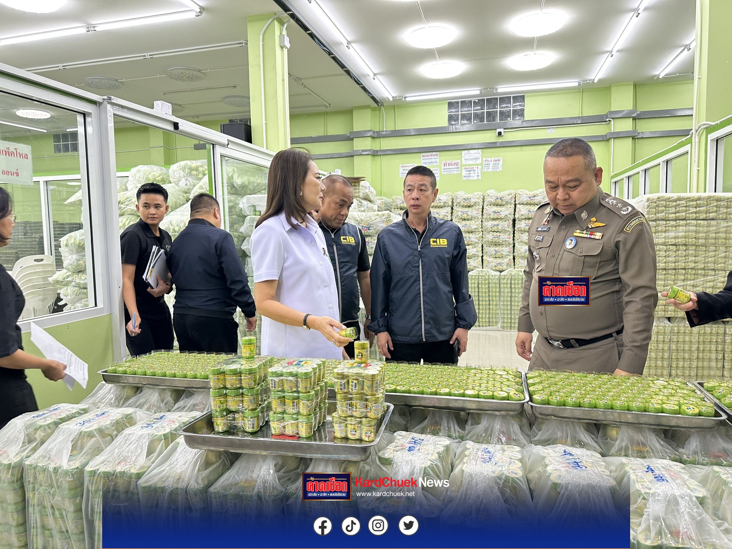 ตำรวจ ปคบ. ร่วม อย. ลงพื้นที่ตรวจโรงงานยาดมหงส์ไทย เบื้องต้นสั่งปิดใน 2 จังหวัด พบไม่มีการยื่นขอใบอนุญาตการผลิตยาอย่างถูกต้อง เตรียมเรียกเจ้าของกิจการดำเนินคดีตามกฏหมายที่เกี่ยวข้อง พร้อมยึดของกลางกว่า 2.4 ล้านชิ้น