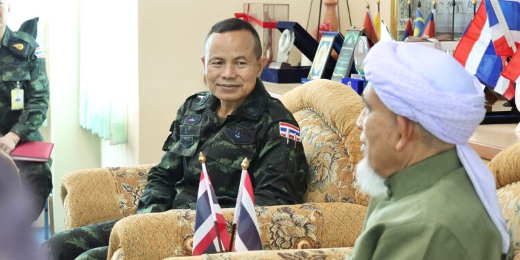 แม่ทัพภาคที่ 4 เข้าพบปะเยี่ยมคารวะประธานกรรมการอิสลามประจำ จ.ยะลา เน้นย้ำ ทุกส่วนพร้อมขับเคลื่อนพื้นที่ให้เกิดความสงบสุข”