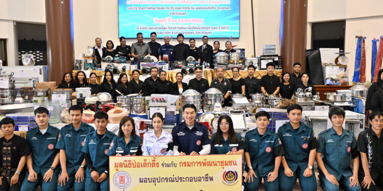 มูลนิธิป่อเต็กตึ๊ง เดินสายสร้างอาชีพ สร้างชีวิตอย่างยั่งยืนต่อเนื่อง มอบอุปกรณ์ประกอบอาชีพ ให้แก่ครัวเรือนยากจนในพื้นที่จังหวัดชุมพร รวมมูลค่ากว่า 1 ล้านบาท พร้อมนำหน่วยแพทย์เคลื่อนที่ออกบริการในพื้นที่ฟรี ณ หอประชุมแปดเหลี่ยม โครงการพัฒนาพื้นที่หนองใหญ่ตามพระราชดำริ ตำบลบางลึก อำเภอเมือง จังหวัดชุมพร